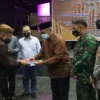 SERAHKAN PENGHARGAAN. Bupati H Acep Purnama memberikan anugerah kepada tiga legendaris budayawan asal Kuningan pada Malam Anugerah Budaha, Senin malam (21/2).