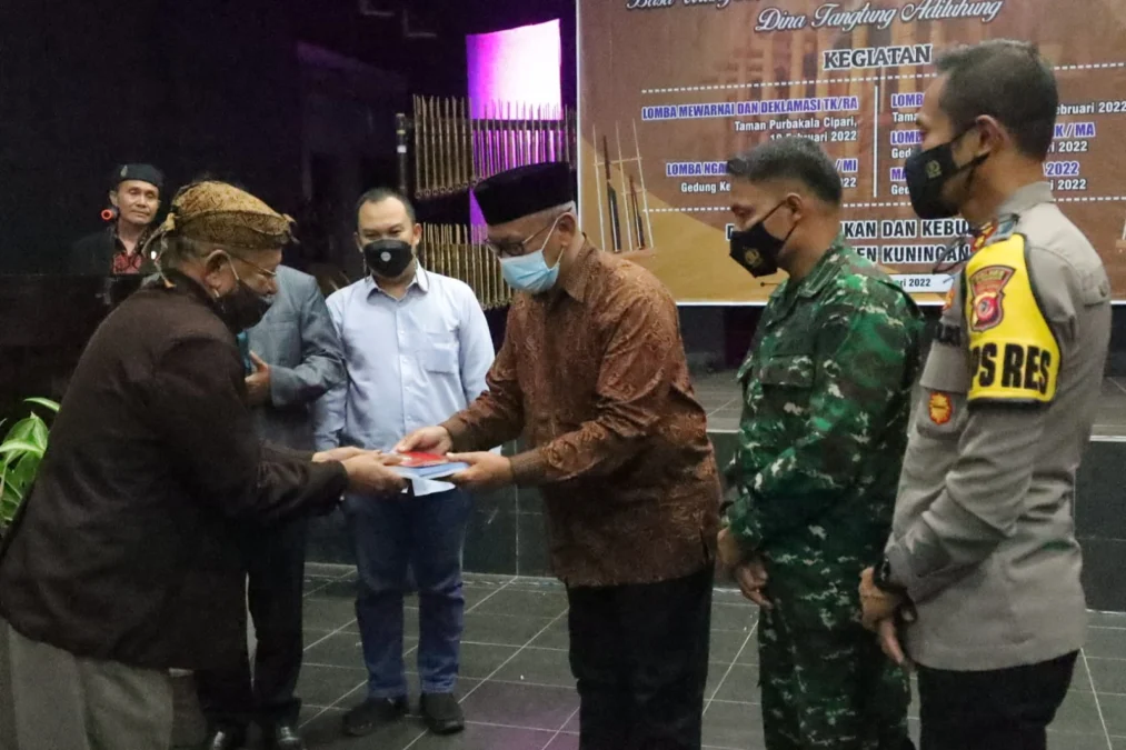 SERAHKAN PENGHARGAAN. Bupati H Acep Purnama memberikan anugerah kepada tiga legendaris budayawan asal Kuningan pada Malam Anugerah Budaha, Senin malam (21/2).