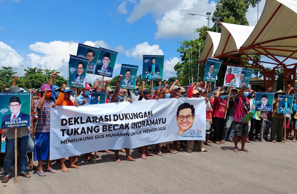 RAKYAT KECIL. Komunitas Tukang Becak Indramayu deklarasikan dukungan untuk Gus Muhaimin Capres 2024. Gus Muhaimin dinilai sosok yang memahami kondisi masyarakat, khususnya rakyat kecil.