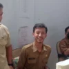 MASIH BERHARAP. Tenaga honorer di Kabupaten Cirebon masih memiliki harapan dengan pengajuan pemberkasan yang diajukan ke Kemendagri.