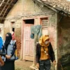 SUDAH LAPUK. Perwakilan dari LPAI Indramayu mendatangi rumah ibu ODGJ Tawinah yang mengasuh dua anak di Desa Rajasinga. Ia menghuni rumah berukuran 4x5 meter yang tidak layak huni. Tempat tidurnya sudah lapuk.