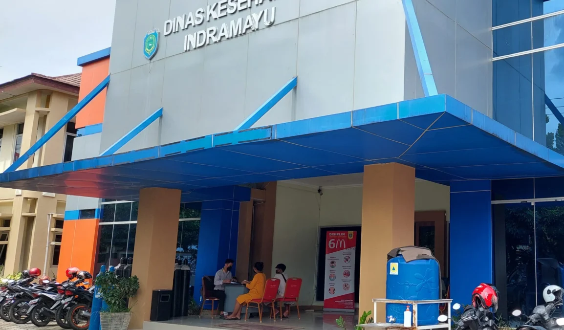 WASPADA. Suasana Dinkes Indramayu paska kabar tiga siswa SMAN 1 Indramayu terpapar virus yang bermutasi ke varian Omicron. Sekolah diminta libur sementara sampai hasil tracing dan testing keluar.