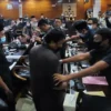 MEMANAS. Suasana memanas di ruang rapat DPRD Indramayu saat pengambilan keputusan persetujuan usulan hak interpelasi. Fraksi PDI Perjuangan keluar dari ruang rapat setelah menyatakan sikap dan memilih walkout.