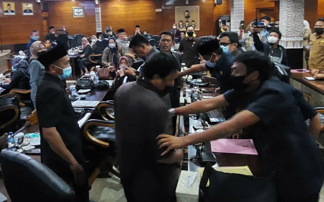 Usulan Hak Interpelasi Diwarnai Kericuhan MEMANAS. Suasana memanas di ruang rapat DPRD Indramayu saat pengambilan keputusan persetujuan usulan hak interpelasi. Fraksi PDI Perjuangan keluar dari ruang rapat setelah menyatakan sikap dan memilih walkout.