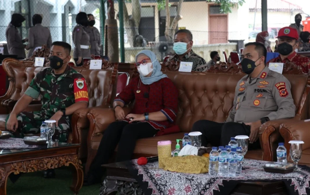 SERIUS. Bupati Indramayu Nina Agustina, Kapolres AKBP M Lukman Syarif, bersama Dandim 0616 Letkol Inf Teguh Wibowo tampak serius mengikuti video conference dengan Presiden Jokowi terkait vaksinasi.