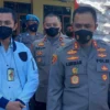 TEGAS. Kapolres Indramayu AKBP M Lukman Syarif didampingi Kasat Reskrim AKP Luthfi Olot Gigantara siap berantas sindikat penyalahgunaan pupuk subsidi dan minyak goreng. Dia mengimbau warga agar melaporkan aksi penimbunan pupuk dan minyak goreng.