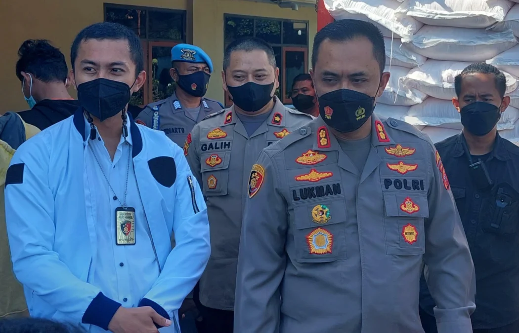 TEGAS. Kapolres Indramayu AKBP M Lukman Syarif didampingi Kasat Reskrim AKP Luthfi Olot Gigantara siap berantas sindikat penyalahgunaan pupuk subsidi dan minyak goreng. Dia mengimbau warga agar melaporkan aksi penimbunan pupuk dan minyak goreng.