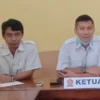 TIDAK ELEGAN. Ketua DPC Gerindra Indramayu, Kasan Basari (kanan) saat memimpin rapat di internal partainya. Dia menyayangkan terjadi hak interpelasi anggota legislatif kepada eksekutif.