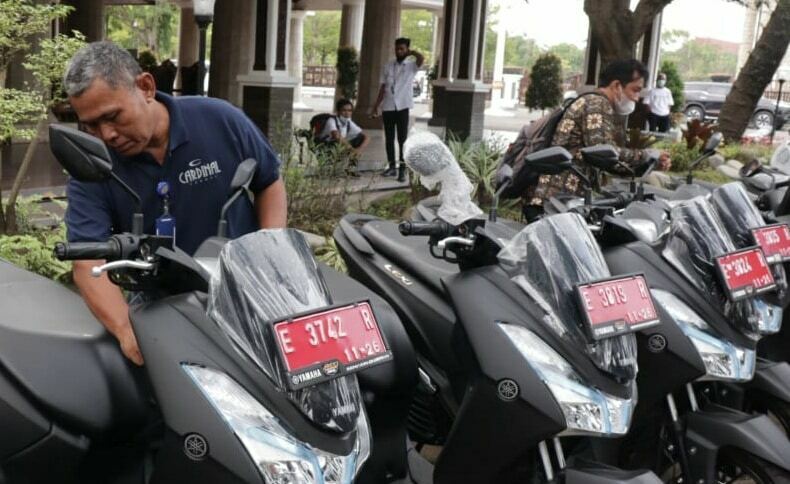 SEMRINGAH. Pejabat ASN Eselon IV Pemkab Indramayu menerima kendaraan operasional dinas roda dua. Penerimanya merupakan ASN Eselon IV yang membidangi aset dan barang di masing-masing perangkat daerah.