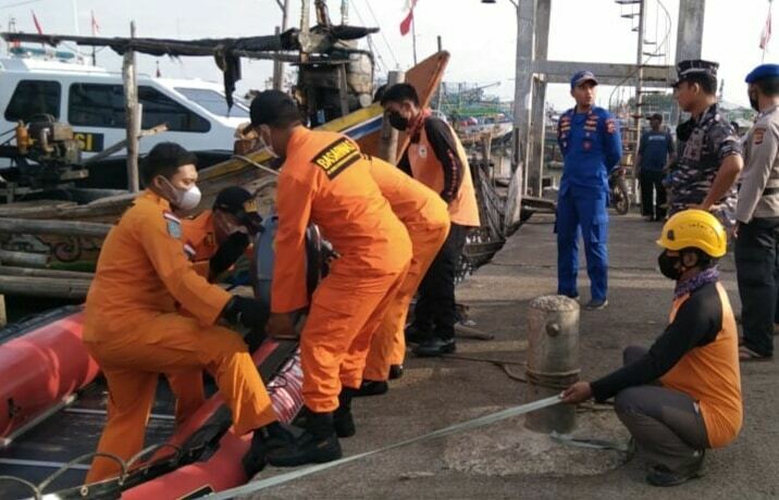 TERUS MENCARI. Petugas Tim SAR Gabungan menepi di Pelabuhan Eretan, Kecamatan Kandanghaur usai menyisir lokasi hilangnya nahkoda kapal nelayan KM Luragung.