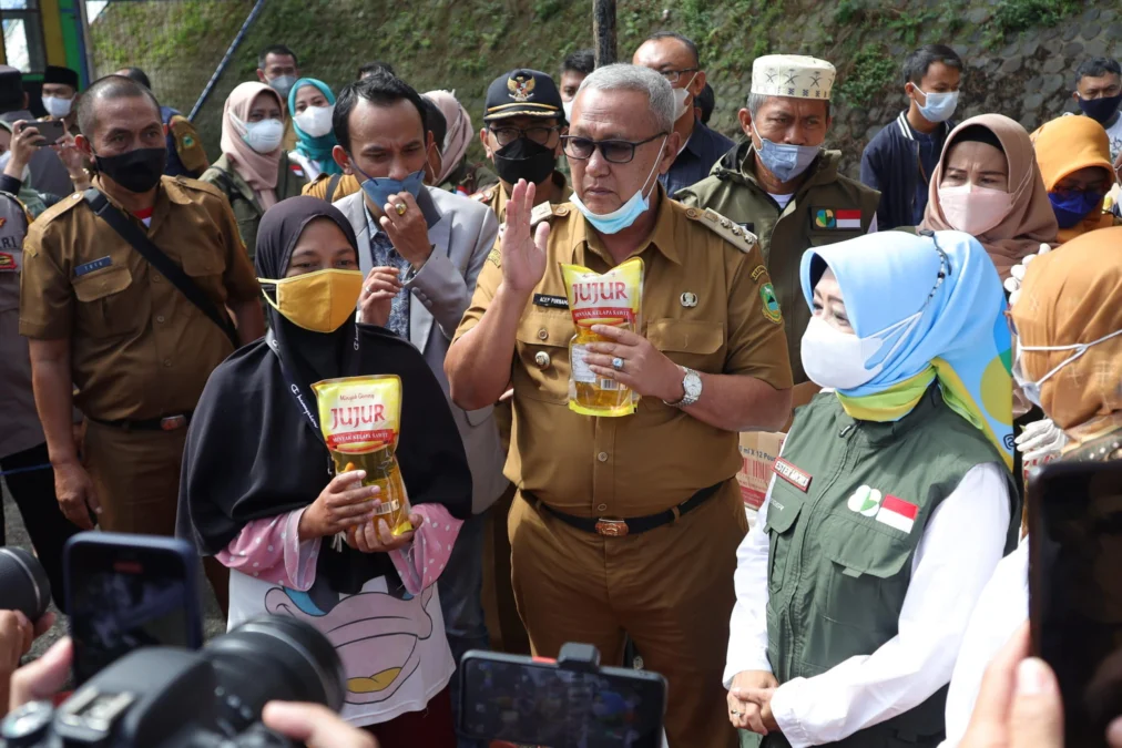 MINYAK GORENG. Bupati H Acep Purnama memantau pelaksanaan operasi pasar murah minyak goreng di wilayah Darma, Selasa (22/3).