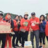 KOMPAK. Ketua DPC PDIP, H Imron, Wakil Ketua, Hj Wahyu Tjiptaningsih dan Senior PDIP, H Gotas melakukan sesi foto bersama dengan para peserta yang berhasil mendapatkan hadiah.