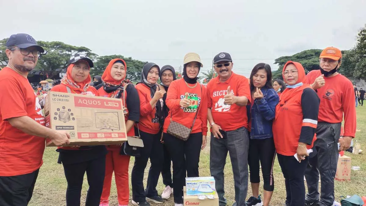 KOMPAK. Ketua DPC PDIP, H Imron, Wakil Ketua, Hj Wahyu Tjiptaningsih dan Senior PDIP, H Gotas melakukan sesi foto bersama dengan para peserta yang berhasil mendapatkan hadiah.