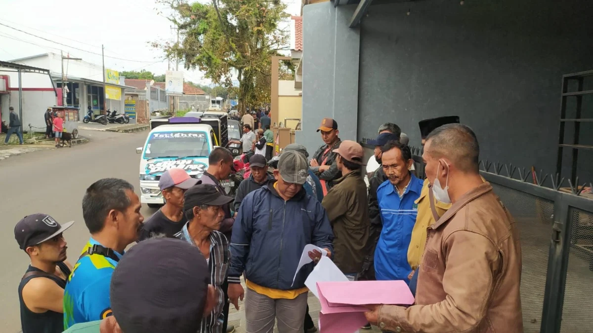 KONTRAK HABIS. Karena kontrak lahan di Pasar Kepuh belum diperpanjang pemerintah, puluhan pedagang kambing menggelar berjualan di trotoar Jalan Awirarangan-Winduhaji, kemarin (21/2).