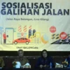 SEMENTARA. PT KPI RU VI Balongan memberikan keterangan kepada wartawan terkait penutupan jalan Jalan raya Indramayu Kota-Cirebon selama pelaksanaan perawatan kilang skala besar.