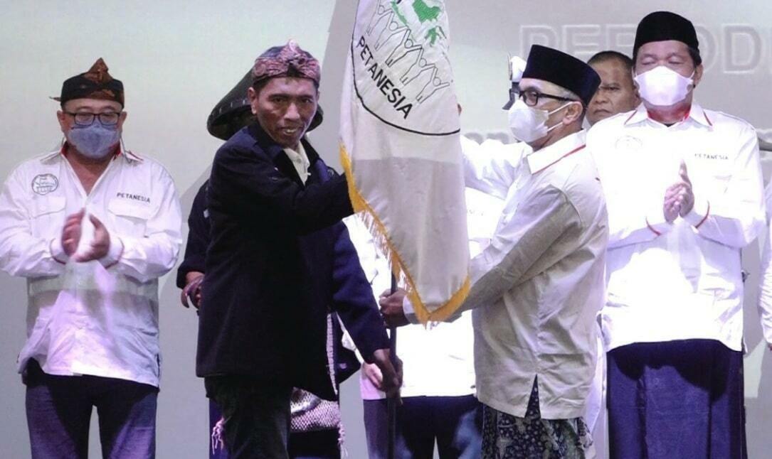 PELANTIKAN. Prosesi pelantikan dan pembacaan ikrar pengurus Petanesia Jabar di Kampus STKIP Kaplongan, Karangampel. Petanesia digagas Habib Luthfi bin Yahya untuk menanamkan rasa semangat cinta tanah air.