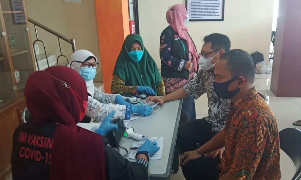 GENJOT VAKSIN. Vaksinasi Covid-19 tetap digencarkan meski dalam Inmendagri menyebutkan Indramayu masuk ke dalam kategori Level 1 Pemberlakuan Pembatasan Kegiatan Masyarakat (PPKM) Covid-19 Jawa-Bali.