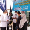 PEDULI. PWI Majalengka memberikan bantuan rutilahu dan bantuan untuk petugas kebersihan dalam rangka HPN 2022, di halaman kantor PWI, Rabu (9/2).