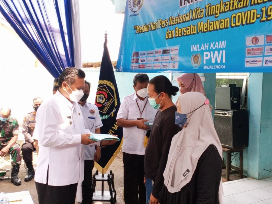 PEDULI. PWI Majalengka memberikan bantuan rutilahu dan bantuan untuk petugas kebersihan dalam rangka HPN 2022, di halaman kantor PWI, Rabu (9/2).