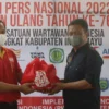 KERJASAMA. Ketua PWI Perwakilan Indramayu Dedy S Musashi (kanan) bersama perwakilan Alfamart menyalurkan paket sembako untuk yatim, fakir miskin, dan warga jompo bertepatan dengan peringatan HPN 2022.