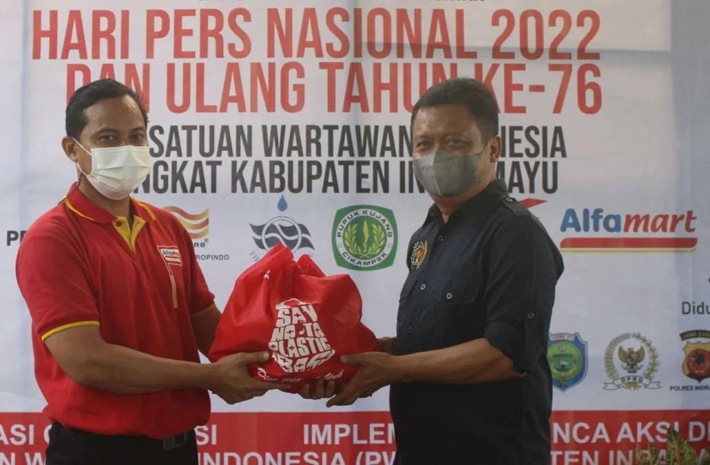 KERJASAMA. Ketua PWI Perwakilan Indramayu Dedy S Musashi (kanan) bersama perwakilan Alfamart menyalurkan paket sembako untuk yatim, fakir miskin, dan warga jompo bertepatan dengan peringatan HPN 2022.