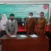 KOMITMEN. Sejumlah siswa Muhammadiyah melakukan deklarasi penanganan sampah yang ditandai dengan penandatangan bersama.