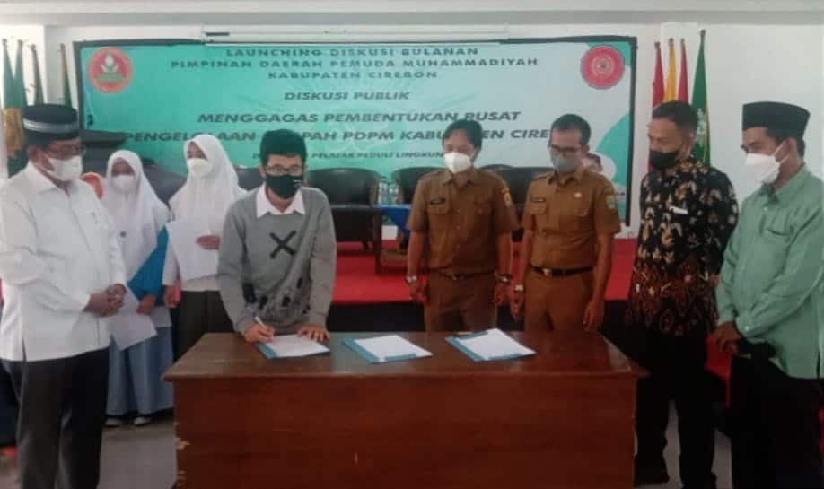 KOMITMEN. Sejumlah siswa Muhammadiyah melakukan deklarasi penanganan sampah yang ditandai dengan penandatangan bersama.