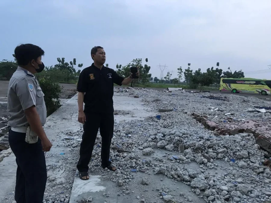 Pembangunan Terminal Ciledug Capai Rp60 Miliar PENGECEKAN. Anggota DPRD Jawa Barat, Daddy Rohanady meninjau kondisi Terminal Ciledug yang akan mulai dibangun tahun ini.