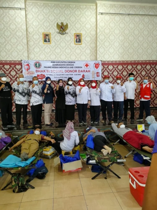 DONOR DARAH, Ketua PGRI Kabupaten Cirebon, Yeyet Nurhayati bersama PMI melihat langsung program donor darah tiga bulanan.