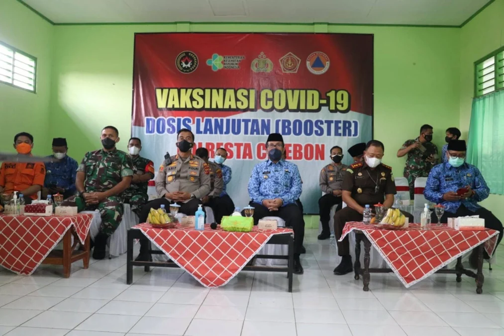 SIAP LAKSANAKAN. Bupati Cirebon, H Imron bersama forkopimda Kabupaten Cirebon mengikuti video confrence vaksinasi massal Presiden Joko Widodo, kemarin.