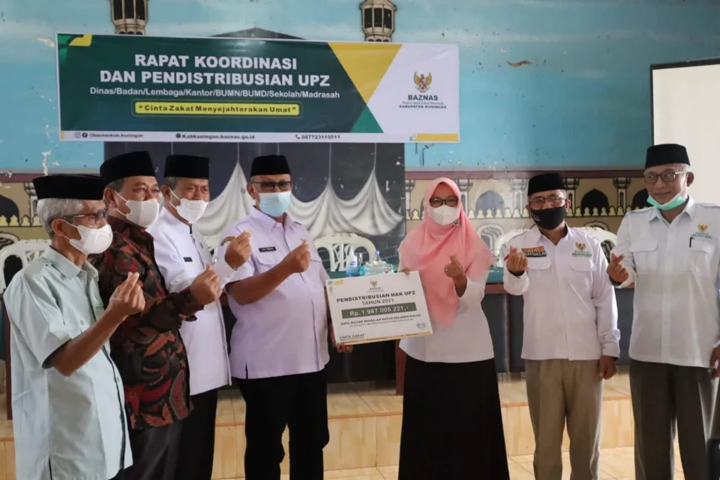 MILIARAN RUPIAH. Baznas Kabupaten Kuningan mendistribusikan Rp1,98 Miliar yang akan disalurkan melalui Unit Pengumpul Zakat (UPZ) mitra Baznas, Rabu (16/02).