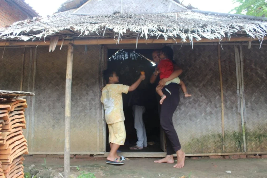 SERING BOCOR. Salah satu rumah adat Rangken yang masih tersisa di Desa Totoran, Kecamatan Pasekan, Indramayu. Alasan warga merehab Rangken karena tidak tahan cuaca. Atapnya sering bocor saat musim hujan.