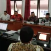 DIPERTANYAKAN. Rapat kerja antara Pansus Raperda BG dengan DPUTR, kemarin.