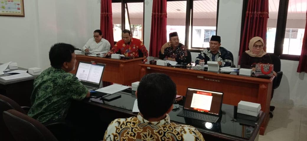 DIPERTANYAKAN. Rapat kerja antara Pansus Raperda BG dengan DPUTR, kemarin.