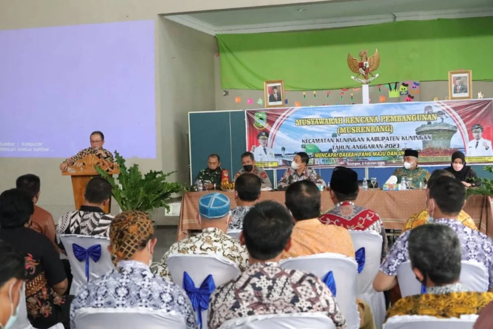 BUKA MUSRENBANG. Sekda Dr H Dian Rachmat Yanur MSi membuka musrenbang Kecamatan Kuningan yang berlangsung di Aula Kelurahan Winduhaji, kemarin (3/2).