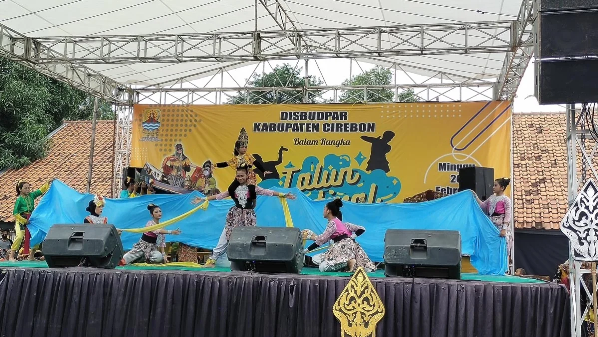 DONGKRAK BUDAYA. Para penari sedang menampilkan salah satu tarian di Talun Festival 2022.