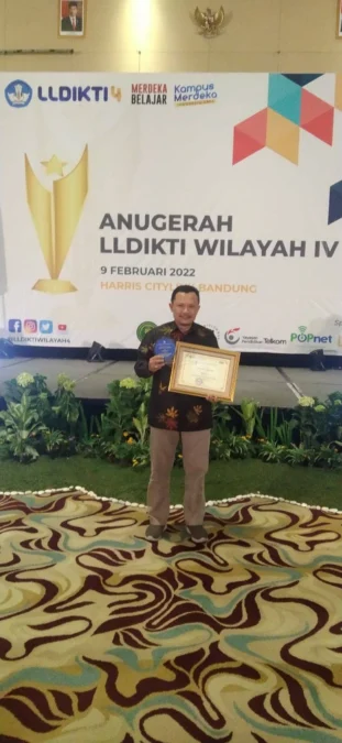 PTS TERBAIK. Rektor Uniku, Dr Dikdik Haryadi MSi merima anugerah PTS Terbaik Dari LLDIKTI Wilayah IV Jabar dan Banten, belum lama ini.