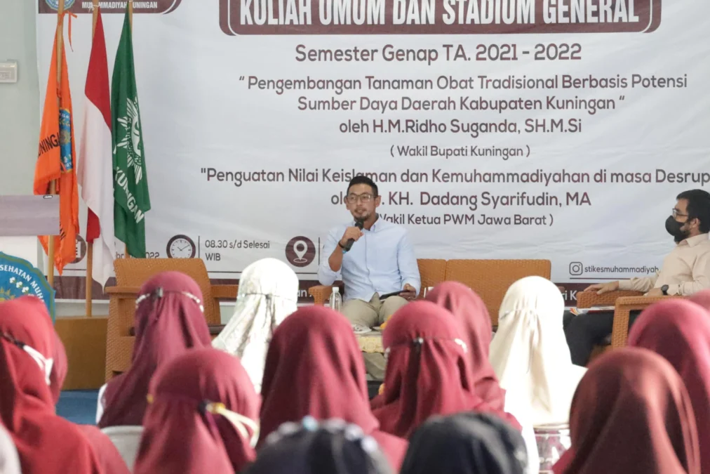 DORONG MAHASISWA. Wakil Bupati HM Ridho Suganda mengajak dan mendorong mahasiswa Program Studi Farmasi, untuk mengembangkan tanaman obat tradisional.