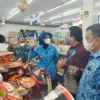 CEK STOK. Wakil Bupati, Hj Wahyu Tjiptaningsih memastikan ketersediaan stok minyak goreng dipasaran.