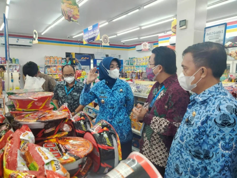 CEK STOK. Wakil Bupati, Hj Wahyu Tjiptaningsih memastikan ketersediaan stok minyak goreng dipasaran.