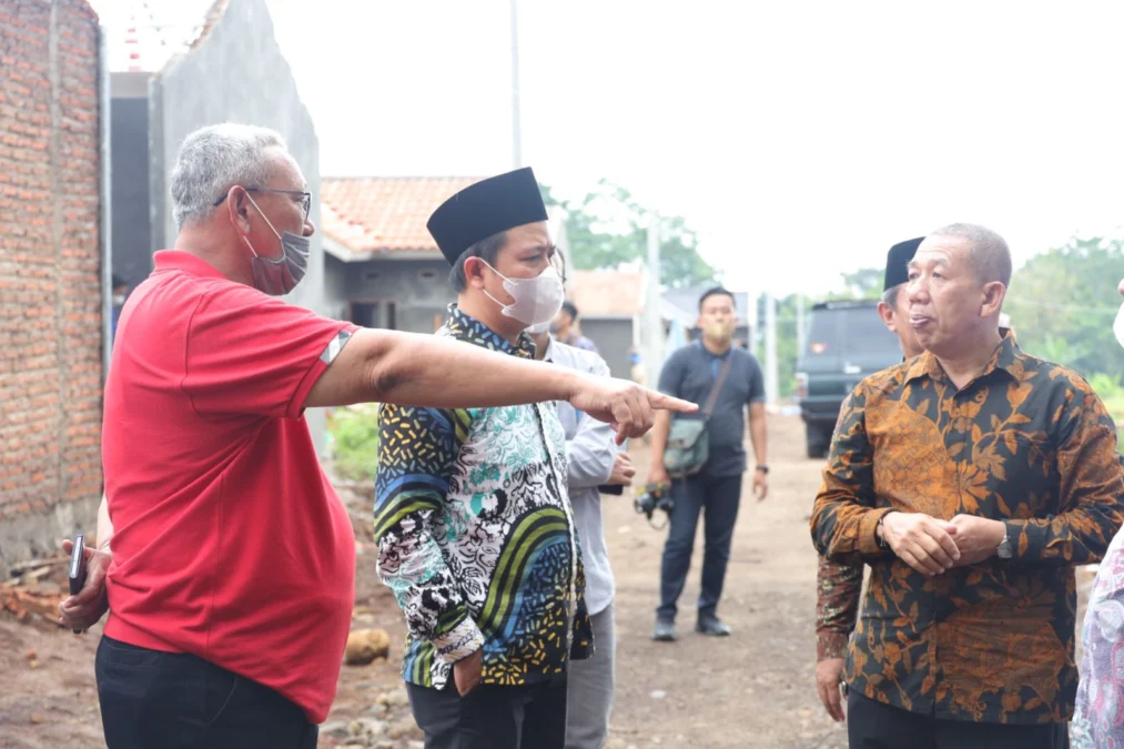 TINJAU GEDUNG. Dirjen Penyelenggaraan Haji dan Umrah (PHU) Kementrian Agama RI, Prof Dr Hilman Latif PhD disampingi Bupati H Acep Purnama meninjau pembangunan gedung PLHUT, Minggu (6/1).