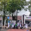 MASIH BERJALAN. Para siswa saat bubar sekolah, Senin (7/2). Sampai saat ini, PTM terbatas masih berjalan, meskipun muncul beberapa kasus.