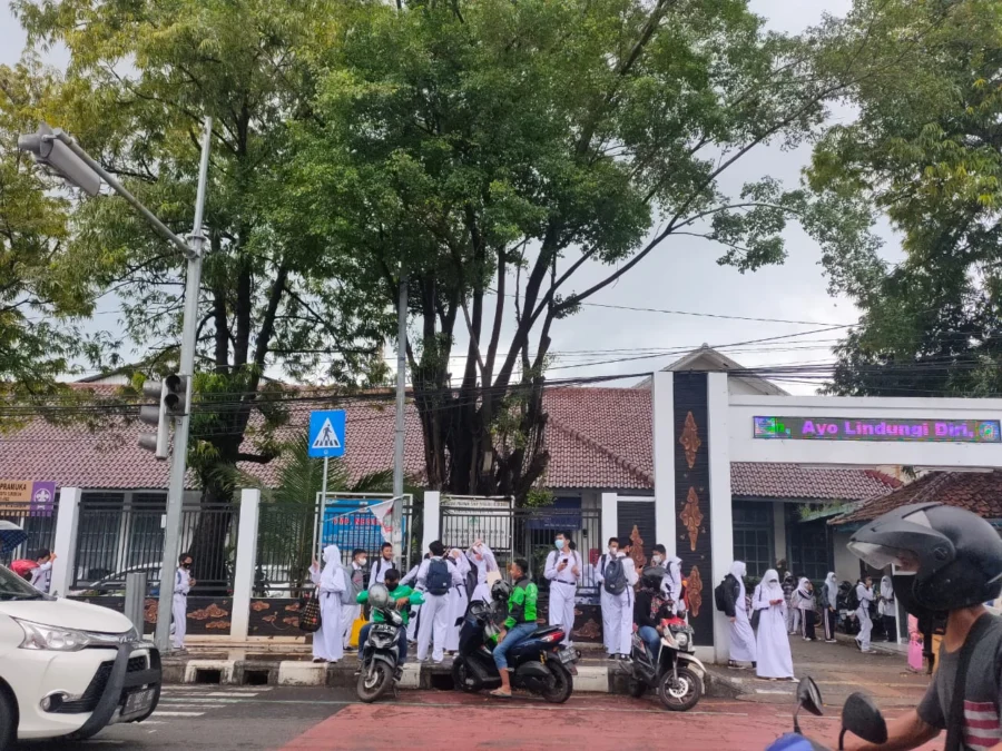 MASIH BERJALAN. Para siswa saat bubar sekolah, Senin (7/2). Sampai saat ini, PTM terbatas masih berjalan, meskipun muncul beberapa kasus.