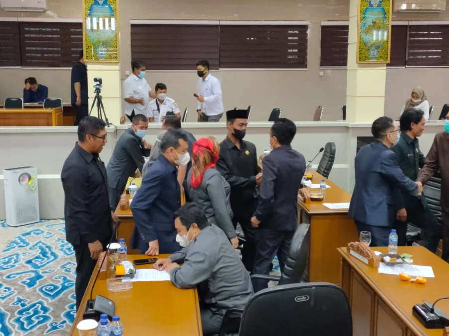 Para anggota DPRD memberikan selamat kepada Ruri Tri Lesmana