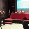 BIKIN PUAS. Direktur Operasional dan Data Strategis IPRC, Idil Akbar mengungkapkan data kepuasan masyarakat Jabar atas Kinerja Pemprov Jabar dalam penanganan pandemi Covid-19.