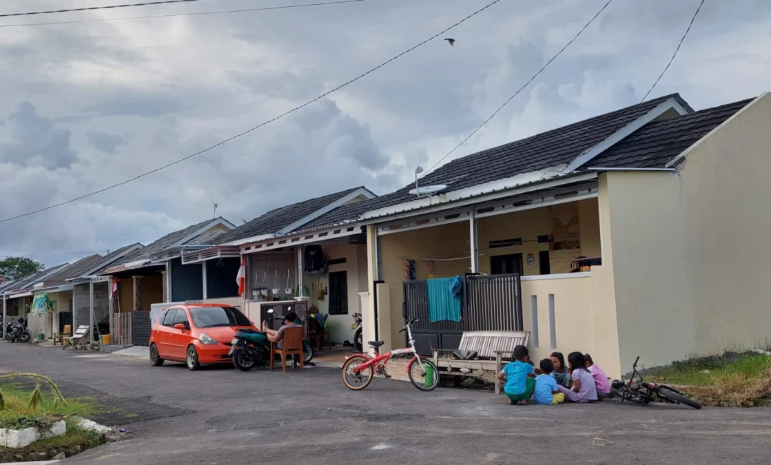 NYAMAN. Suasana sore di Perumahan Griya Bahari Indah Indramayu dengan fasilitas subsidi KPR BTN.