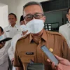 DANA PILKADA. Ketua Tim Anggaran Pemerintah Daerah (TAPD) Kota Cirebon, Drs H Agus Mulyadi MSi menjelaskan tentang update penganggaran dana Pilkada 2024 Kota Cirebon. FOTO: ASEP SAEPUL MIELAH/RAKYAT CIREBON