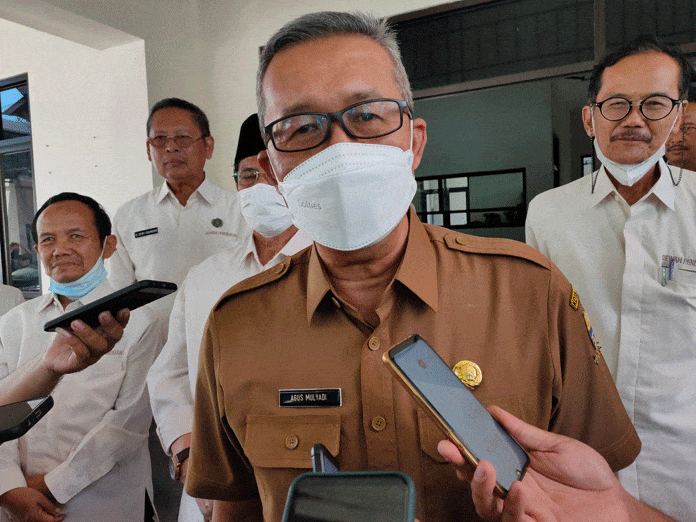 DANA PILKADA. Ketua Tim Anggaran Pemerintah Daerah (TAPD) Kota Cirebon, Drs H Agus Mulyadi MSi menjelaskan tentang update penganggaran dana Pilkada 2024 Kota Cirebon. FOTO: ASEP SAEPUL MIELAH/RAKYAT CIREBON