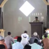 JUMAT KELILING- Bupati H Acep Purnama SH MH mengikuti kegiatan Jumat Keliling di Masjid Al-Barokah, Desa Cikondang, Kecamatan Hantara, Jumat (11/2).