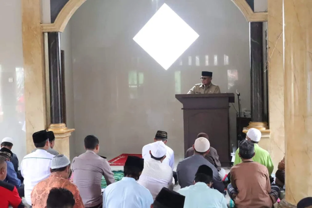 JUMAT KELILING- Bupati H Acep Purnama SH MH mengikuti kegiatan Jumat Keliling di Masjid Al-Barokah, Desa Cikondang, Kecamatan Hantara, Jumat (11/2).